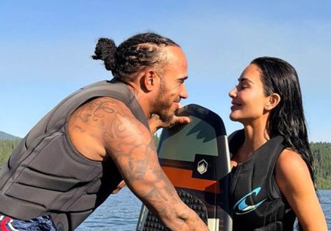 Lewis Hamilton, fotografie romantică pe plajă alături de Kim Kardashian. Postarea de 3,4 milioane de like-uri