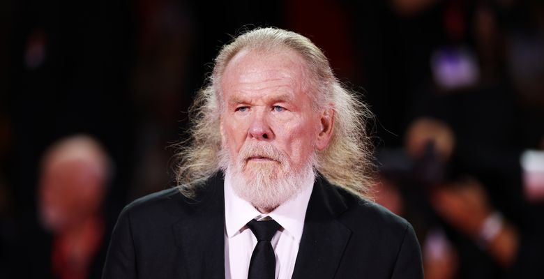 Cu părul lung și barbă albă, Nick Nolte a revenit în lumina reflectoarelor. Legendarul actor, în centrul atenției la premiera „Company”