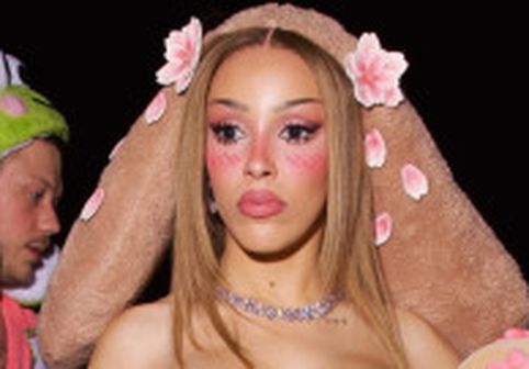 Doja Cat nu se ferește de costumațiile care stârnesc discuții. Cum a apărut îmbrăcată la petrecerea de ziua ei