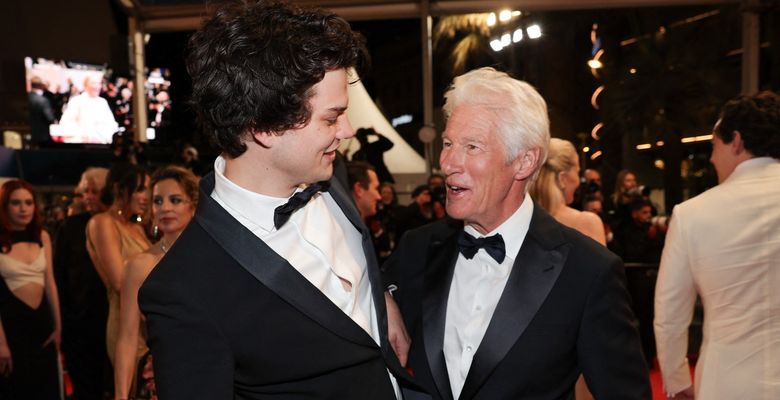Descente Richard Gere, alături de fiul lui, Homer, la Festivalul de Film de la Cannes / Profimedia Imagesdes marches du film "Oh Canada" lors du 77ème Festival International du Film de Cannes, au Palais des Festivals à Cannes.
