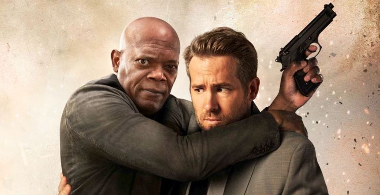ryan reynolds il tine in brate pe samuel l jackson in posterul filmului the hitman's bodyguard