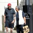 Matthew Perry și asistentul său, Kenny Iwamasa/ Profimedia