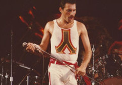 Extravagant pe scenă, timid în viața privată. Freddie Mercury ar fi împlinit 80 de ani pe 5 septembrie