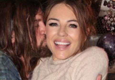 Elizabeth Hurley și Billy Ray Cyrus, logodiți după un an și jumătate de iubire. Actrița de 61 de ani, surprinsă cu un inel impresionant