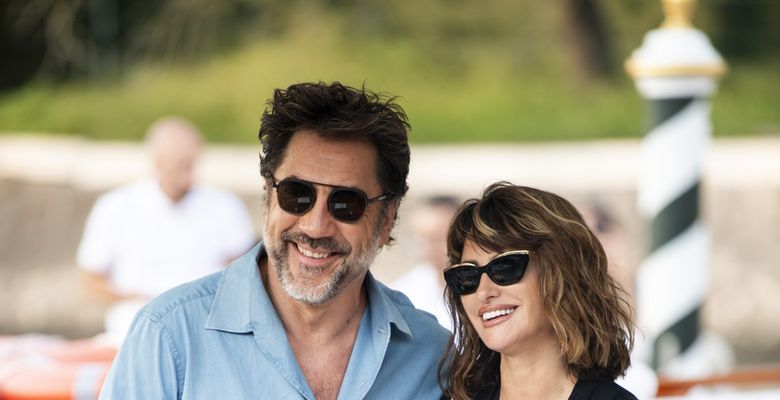 Un cuplu de Oscar în Veneția: Penelope Cruz și Javier Bardem, fermecători pe Lido. Doi îndrăgostiți, ținându-se de mână