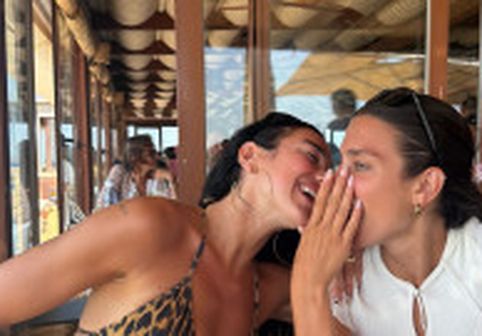 Vacanța ei de vară pare fără sfârșit. Dua Lipa, spectaculoasă în costum de baie cu imprimeu leopard. Distracție pe iaht în Ibiza
