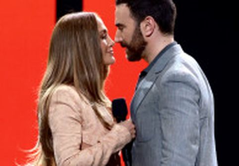 Cel mai nou cuplu din showbiz? Jennifer Lopez se întâlnește „ocazional” cu Brett Goldstein. „Le place să meargă la petreceri”