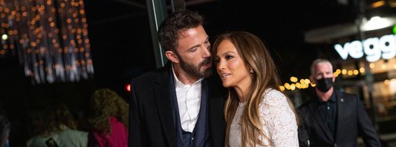 Jennifer Lopez, într-o rochie scurtă, la 52 de ani, la proiecția specială a filmului ”Marry Me”