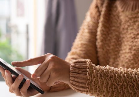 Un truc simplu te poate ajuta să reduci timpul petrecut pe telefon. Cercetătorii spun că funcționează mai bine decât ai crede la prima vedere