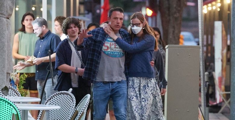 *EXCLUSIVE* Ben Affleck and Daughters have a Ramen Dinner with Friends in LA
