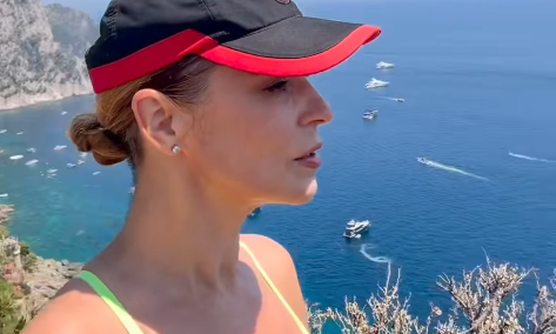 andreea marin in colanti si bustiera in capri (2)