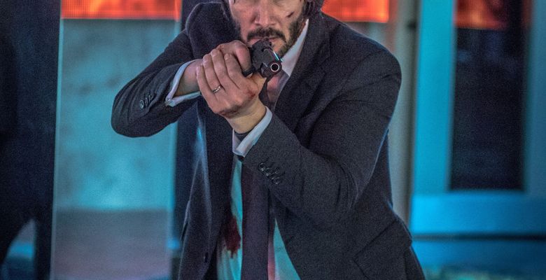 keanu reeves tine un pistol in mana in john wick 2