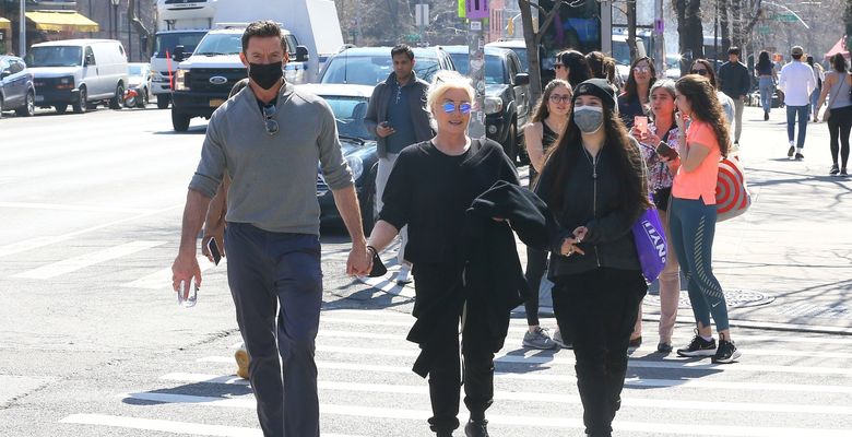 Hugh Jackman and his girls stop for lunch at Bar Pitti