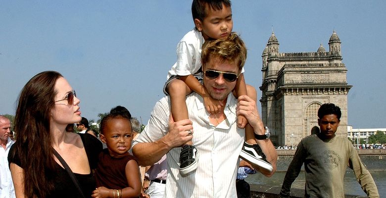 Brad Pitt și Angelina Jolie cu copiii lor/ Profimedia