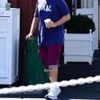 Adam Sandler, filmat în timp ce se deplasa cu ajutorul unei cârje