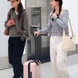 Katie Holmes și fiica ei, Suri, fotografiate pe aeroportul din Los Angeles