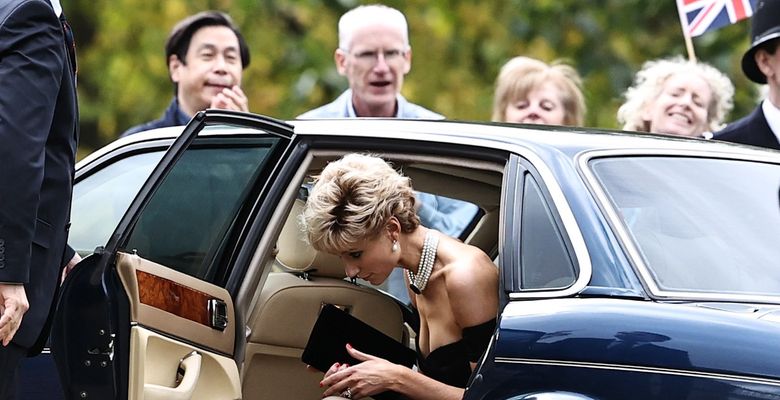 EXCLUSIVE: NO WEB BEFORE 10PM GMT 6TH NOV 2021 -- *PREMIUM EXCLUSIVE RATES APPLY* Elizabeth Debicki Wears The 'Revenge Dress' As Princess Diana In 'The Crown'