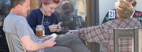 PREMIUM EXCLUSIVE Smiling Ben Affleck enjoys playing cards with kids
