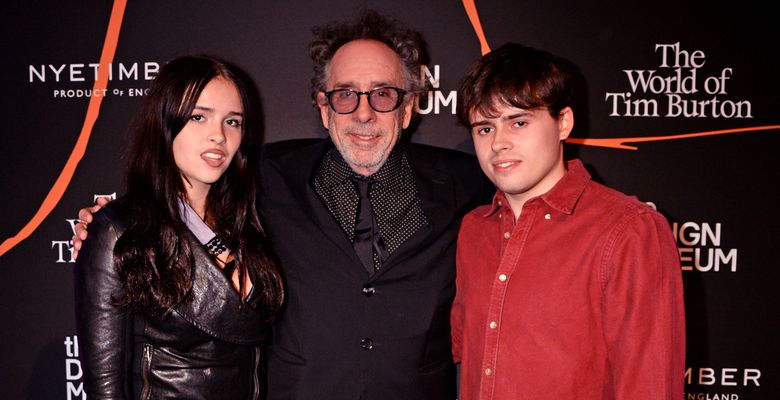 Tim Burton, împreună cu cei doi copii ai săi, Nell și Billy Raymond, la expoziția 'The World of Tim Burton' organizată la The Design Museum din London/ Profimedia