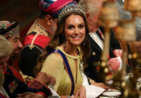 Kate Middleton, ca o rază de soare într-o rochie galbenă spectaculoasă. Prințesa a purtat și tiara preferată a prințesei Dianei
