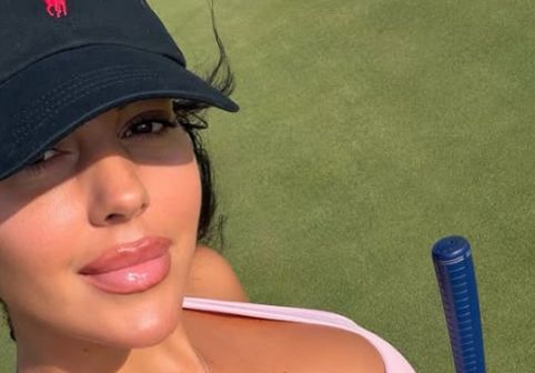 Internetul a ”explodat”, din cauza ținutei purtate de Georgina Rodriguez: ”De ce e îmbrăcată așa lângă copii?”
