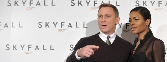 naomie harris si daniel craig (3)