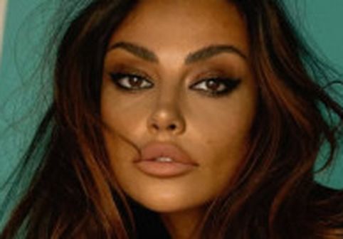 Blondă, cu bucle și aer de Marilyn Monroe. Mădălina Ghenea, transformare spectaculoasă, înfășurată doar într-un cearșaf