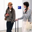 Katie Holmes și fiica ei, Suri, fotografiate pe aeroportul din Los Angeles