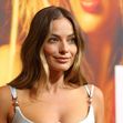 Margot Robbie, răvășitoare într-o rochie cu o crăpătură adâncă