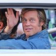 Brad Pitt si Leonardo DiCaprio intr-o masina pe platourile de filmare de la once upon a time in hollywood