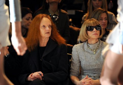 A supraviețuit unui accident teribil și i-a ținut piept Annei Wintour. Povestea lui Grace Coddington, geniul din spatele imaginii Vogue