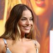 Margot Robbie, răvășitoare într-o rochie cu o crăpătură adâncă