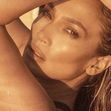 Jennifer Lopez pose pour la premičre campagne/teaser de sa marque de cosmétiques JLo Beauty
