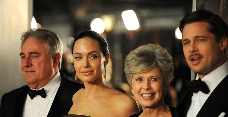 Angelina Jolie, împreună cu părinții lui Brad Pitt, William și Jane, pe covorul roșu/ Profimedia