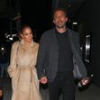 Jennifer Lopez și Ben Affleck, surprinși în ipostaze tandre după o întâlnire romantică.  Profimedia