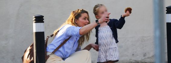 Amber Heard împreună cu fiica sa, Oonagh Paige/ Profimedia