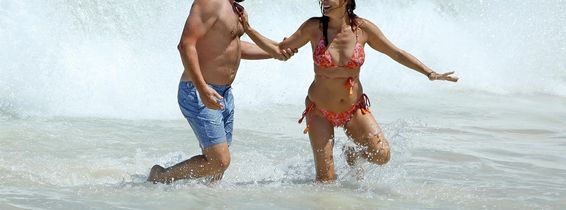*EXCLUSIVE*  Kate Walsh and boyfriend Andrew Nixon pack on the PDAs as they hit this beach together! - ** WEB MUST CALL FOR PRICING **