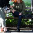 Julianne Moore și Sebastian Stan la filmările pentru Sharper