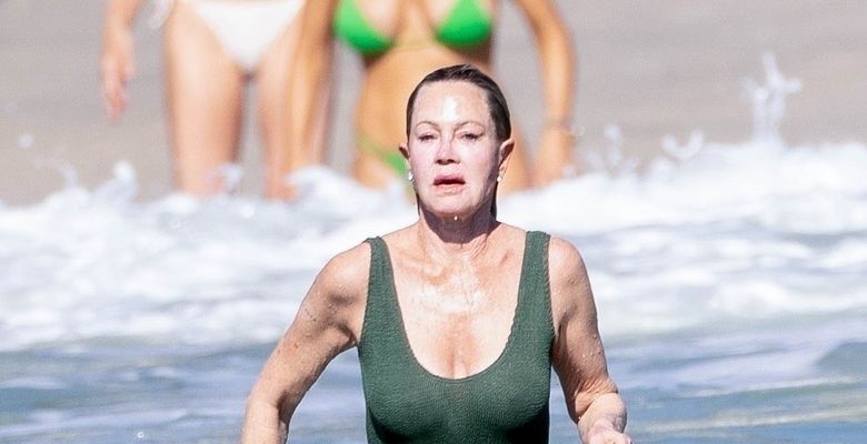 Melanie Griffith în costum de baie