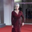 Jamie Lee Curtis intr-o rochie rosie