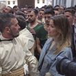 ANTONIO BANDERAS Y NICOLE KIMPEL...COMPLICIDAD Y CARICIAS EN SEMANA SANTA