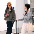 Katie Holmes și fiica ei, Suri, fotografiate pe aeroportul din Los Angeles