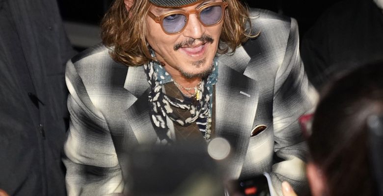 Johnny Depp, surprins în timp ce ieșea din hotel / Profimedia Images
