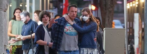 *EXCLUSIVE* Ben Affleck and Daughters have a Ramen Dinner with Friends in LA