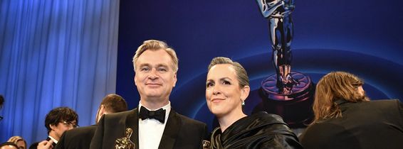 Regizorul Christopher Nolan și producătoarea Emma Thomas Oscarurile pentru "Oppenheimer", desemnat cel mai bun film