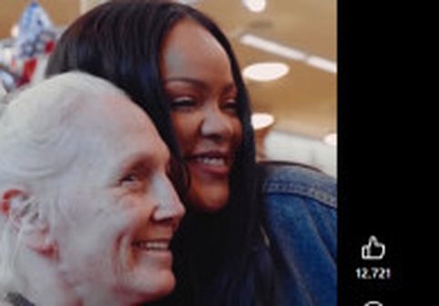 Rihanna a emoționat o femeie bolnavă de cancer, care îi spusese că arată "îngrozitor" fără perucă. Răspunsul artistei a devenit viral