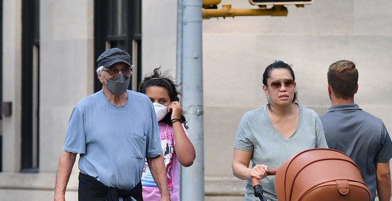 Robert De Niro și Tiffany Chen la o plimbare cu fiica lor/ Profimedia