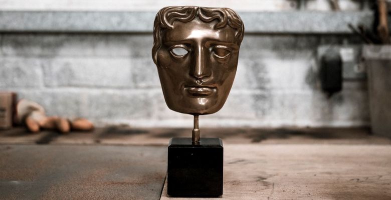 prim plan cu statueta bafta in atelier