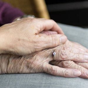 Copiii sunt obligați să-și sacrifice propria familie pentru părinții bătrâni? Dilema care a împărțit internetul