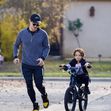 Fostul soț al actriței Naya Rivera, la plimbare cu fiul lui